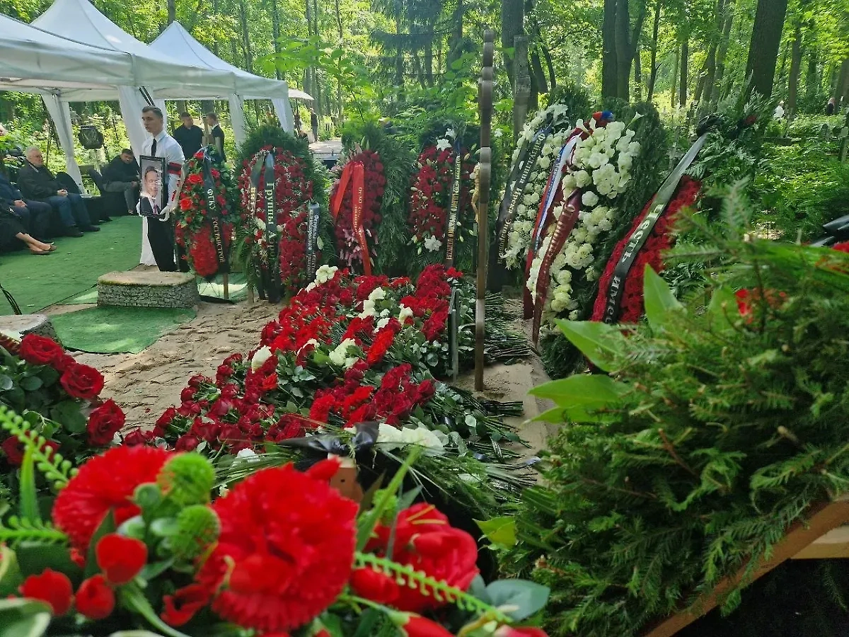 Могила Романа Старовойта на Смоленском кладбище. Обложка © Life.ru