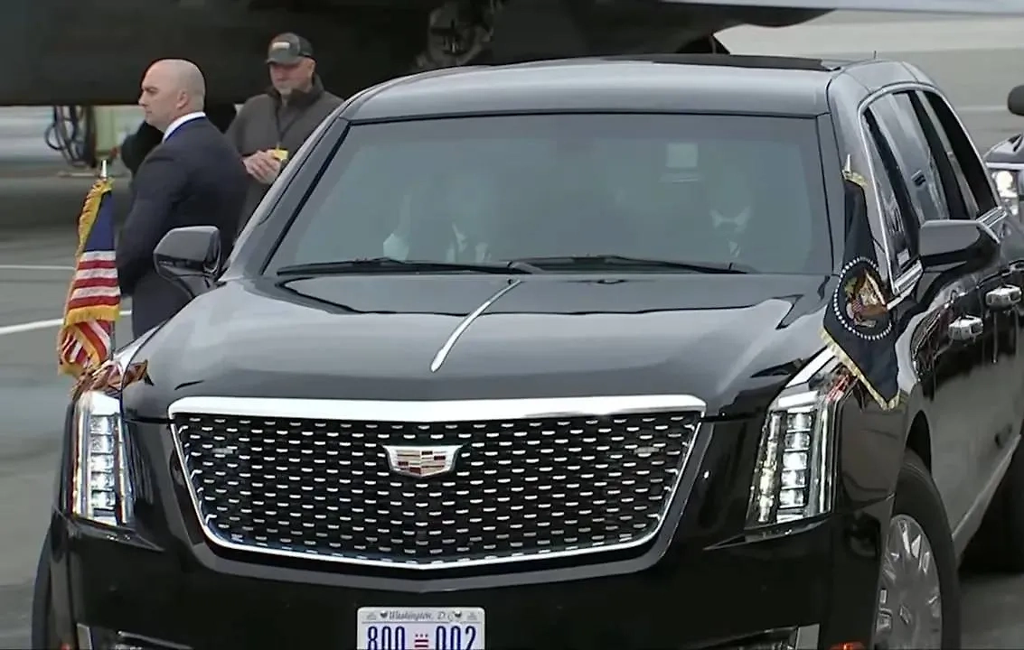 Лимузин, в котором Владимир Путин и Дональд Трамп добирались до места проведения саммита. Обложка © Life.ru