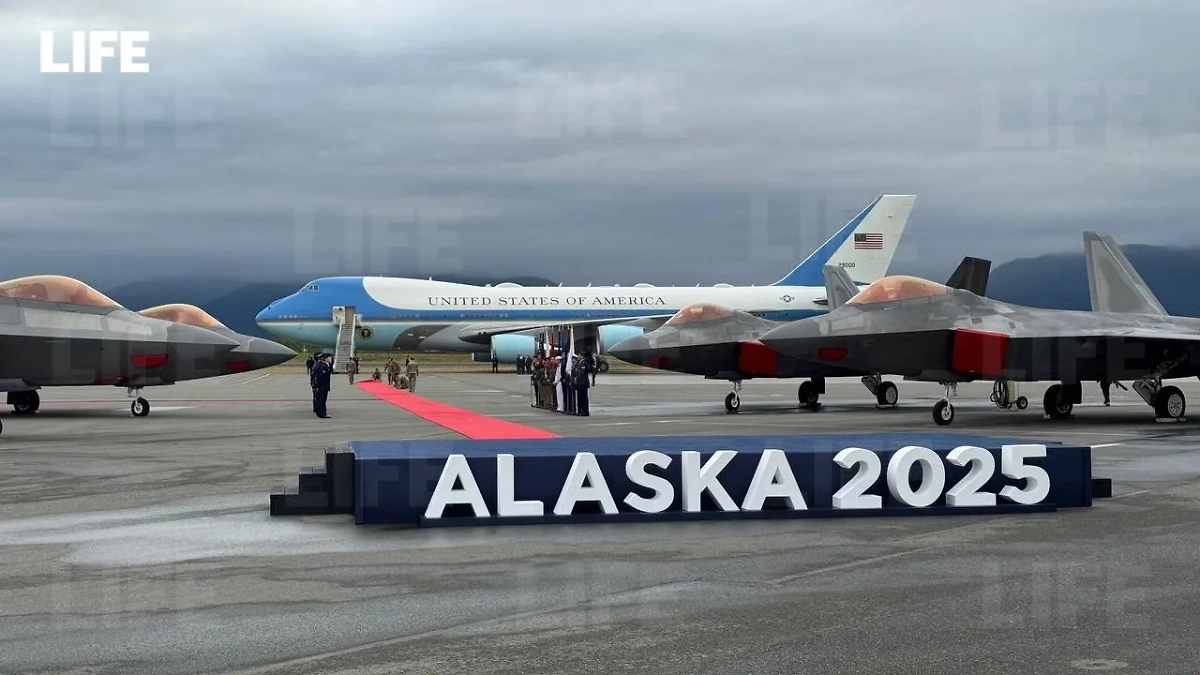 Самолёт Дональда Трампа в Анкоридже. Фото © Life.ru