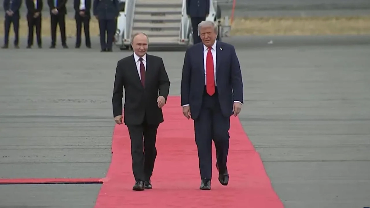 Владимир Путин и Дональд Трамп в аэропорту Анкориджа. Обложка © Life.ru