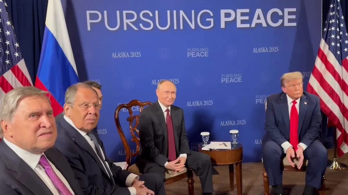 Владимир Путин и Дональд Трамп перед началом саммита в формате три на три. Обложка © Life.ru