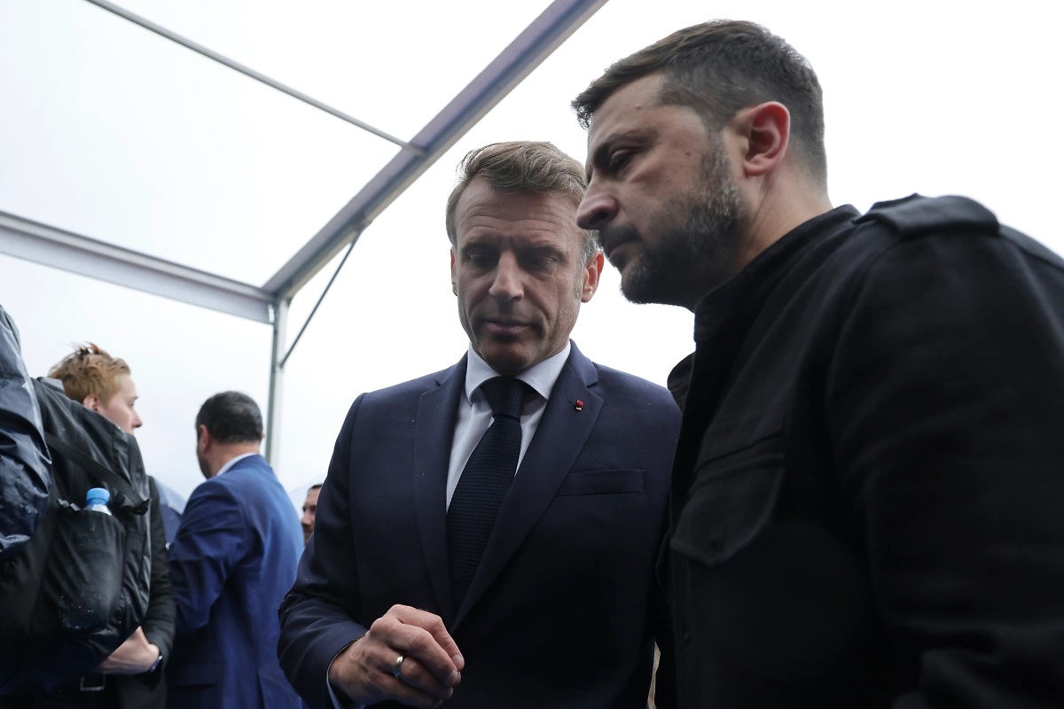 Эмманюэль Макрон и Владимир Зеленский. Обложка © ТАСС / AP / Vlasov Sulaj