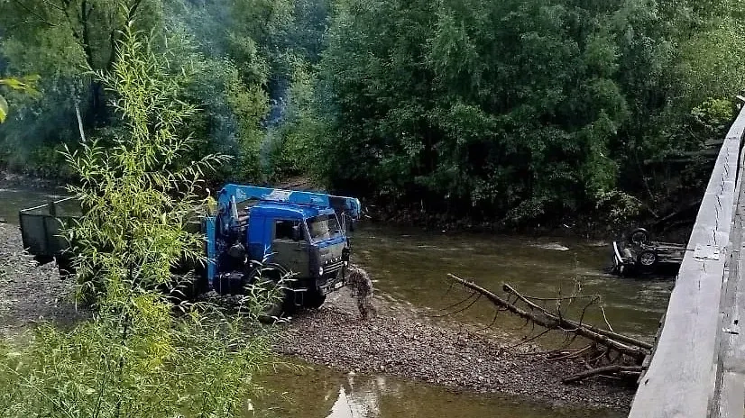 Кадры с места ДТП в Экимчане. Фото © Telegram / Амурские спасатели (Амурский центр ГЗ и ПБ)