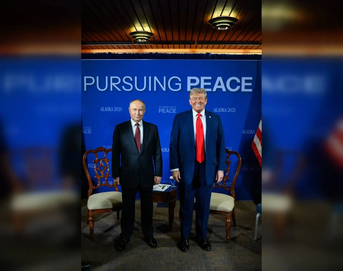 Владимир Путин и Дональд Трамп перед началом переговоров. Обложка © Х / whitehouse