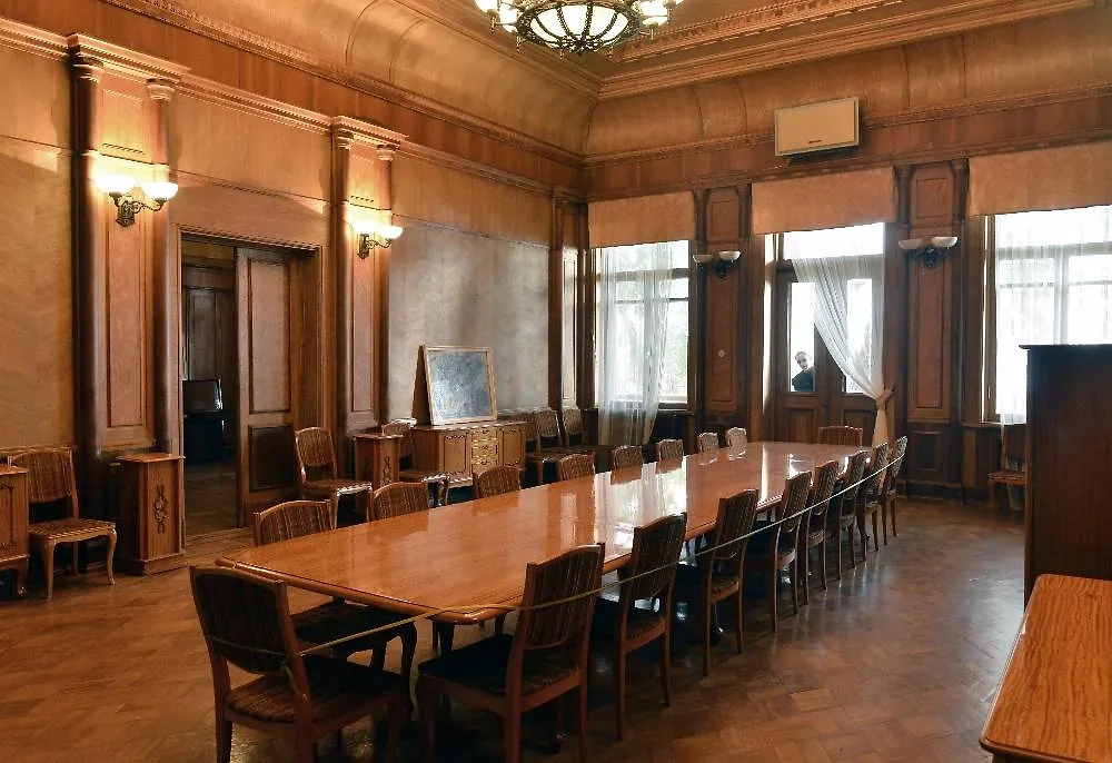 Да, у него было много дач. Но все были относительно однотипные по интерьеру. Фото © ТАСС / Лев Федосеев