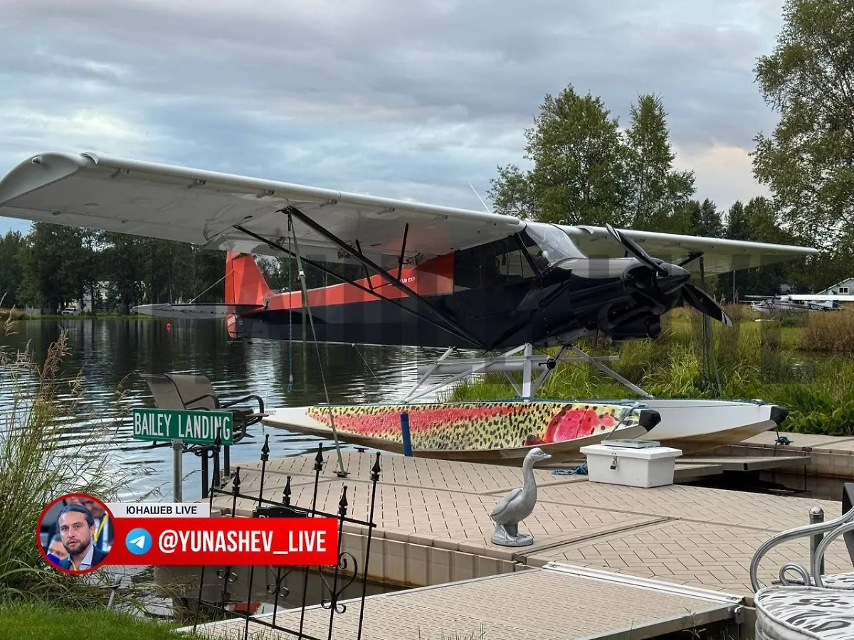 Гидроплан позади отеля. Фото © Telegram / Юнашев Live