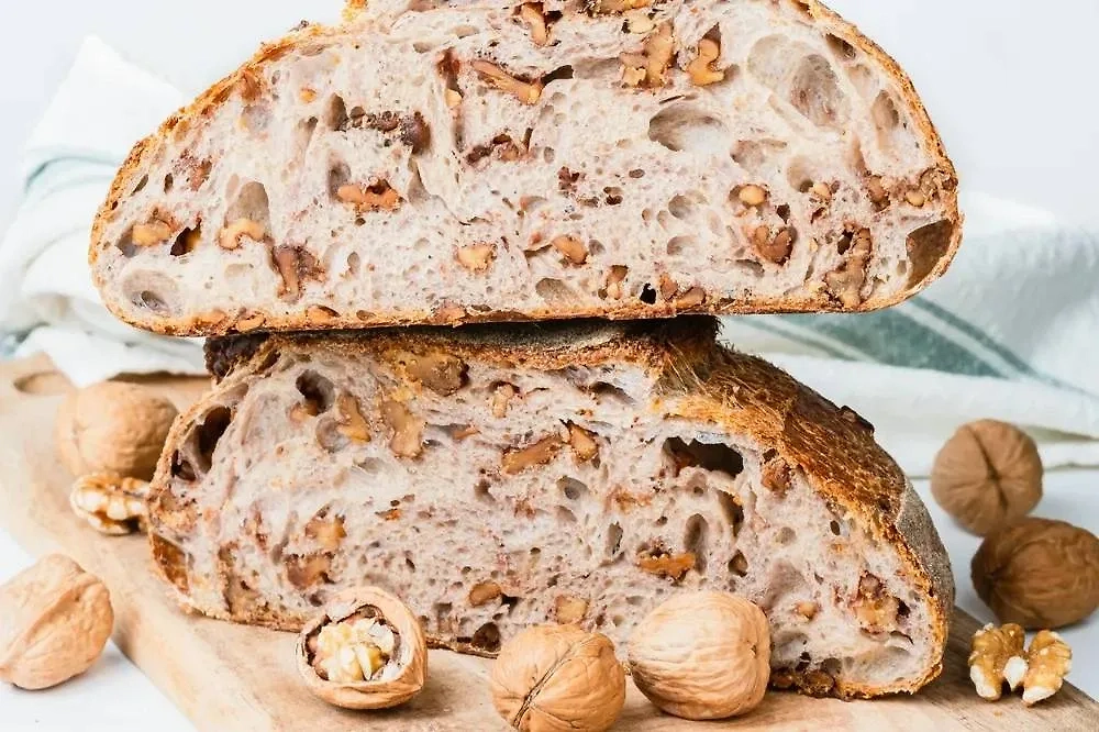 Чесночный хлеб — он сам по себе очень вкусный. А на Ореховый Спас туда можно ещё и необычные ингредиенты добавить! Фото © Shutterstock / FOTODOM / Nadia Nice