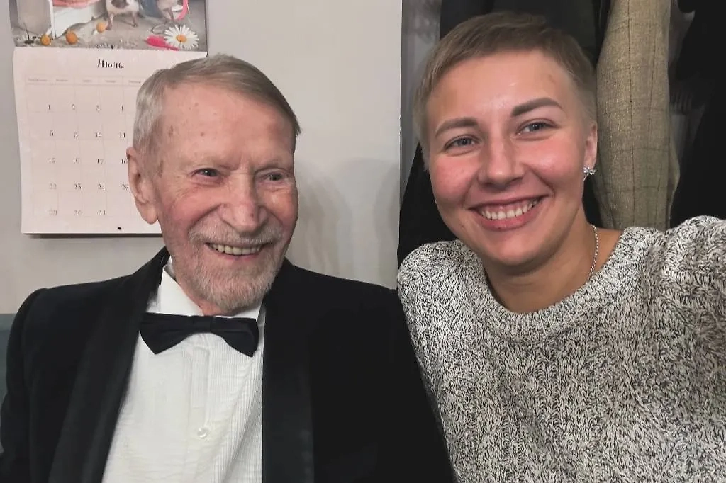 Иван Краско и сиделка Дарья Пашкова. Ходили слухи об их романтических отношениях. Фото © VK / Дарья Пашкова