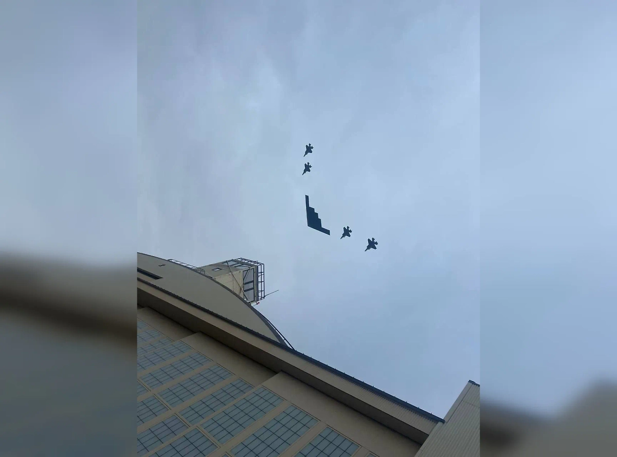 Бомбардировщик B-2 в сопровождении истребителей F-35 над Анкориджем. Обложка © X / Misha Komadovsky