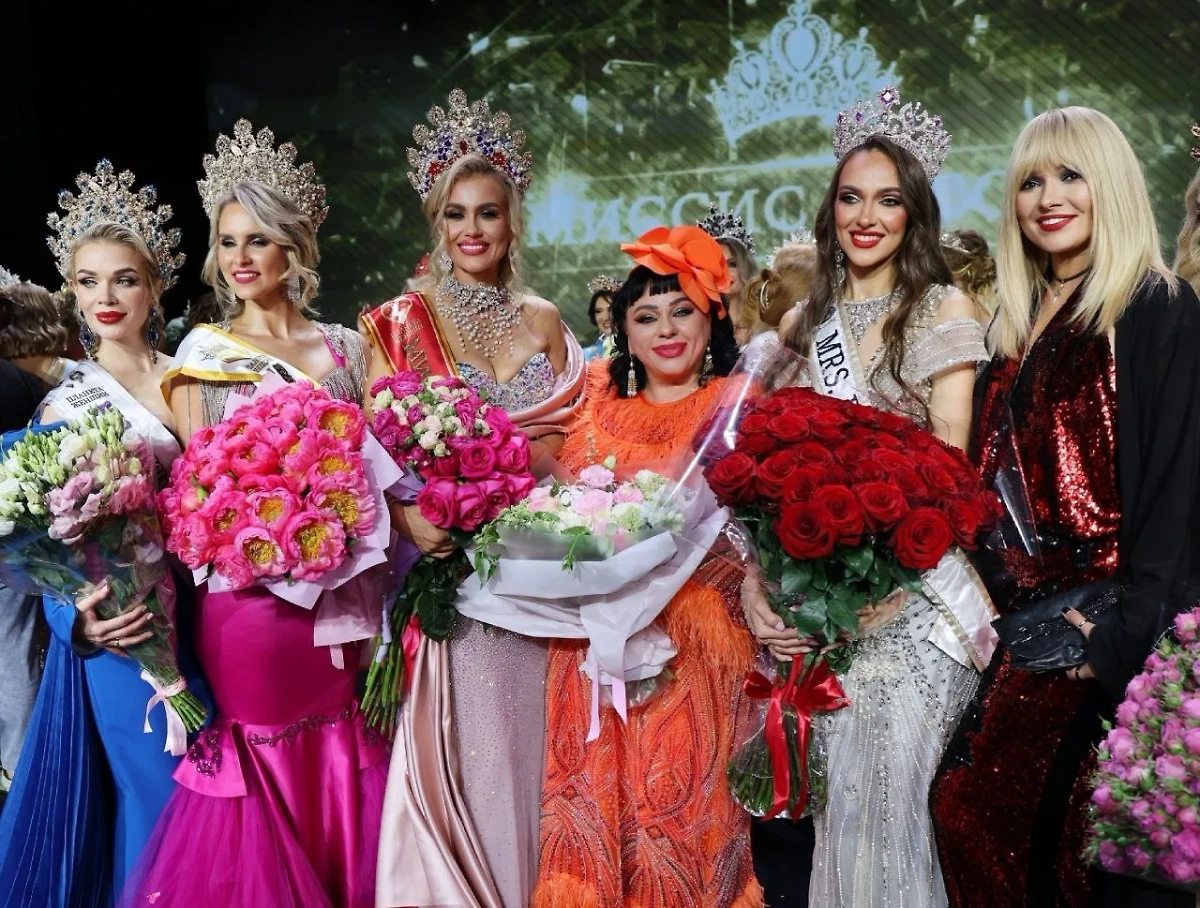 Участницы конкурса красоты и победительница. Фото ©  VK / Миссис Россия/Миссис Москва-Фонд «Планета Женщин» 