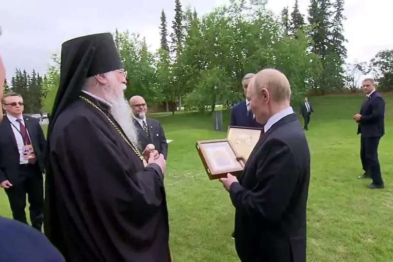 Владимир Путин и архиепископ Ситкинский и Аляскинский Алексий. Обложка © kremlin.ru