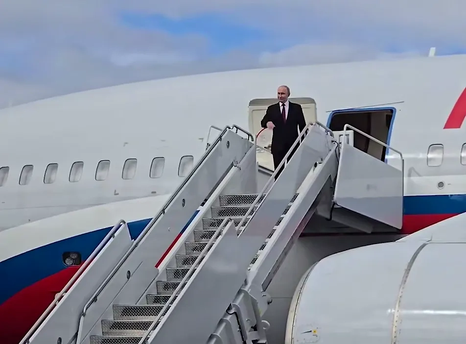 Владимир Путин перед вылетом в Россию. Обложка © Telegram / Кремль.Новости