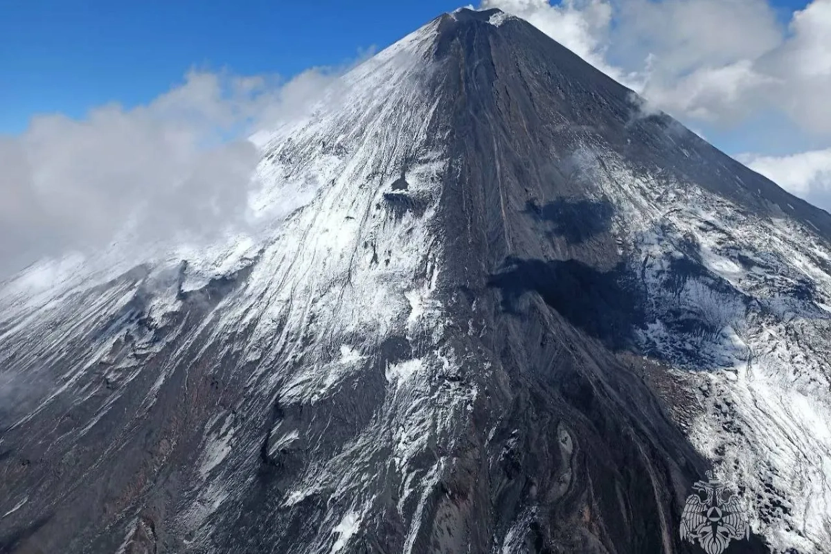 Вулкан Ключевской. Обложка © Telegram / ГУ МЧС России по Камчатскому краю