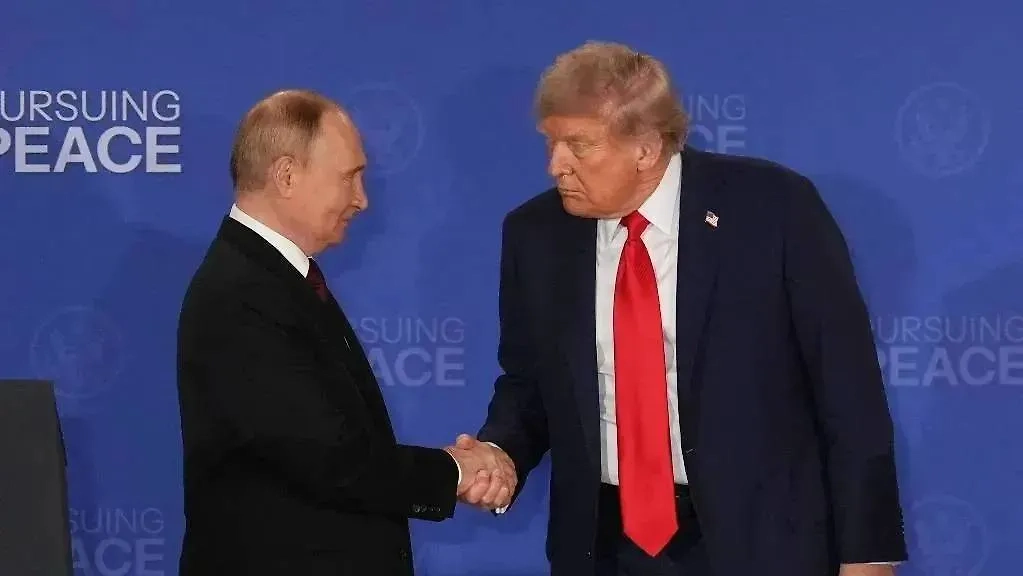 Путин и Трамп на итоговой пресс-конференции саммита на Аляске. Обложка © ТАСС / AP