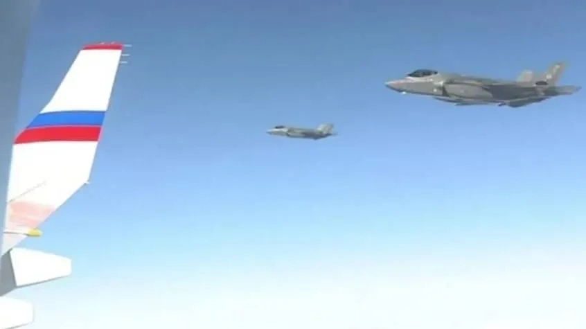 Истребители F-22 сопровождали борт президента РФ при возвращении с Аляски. Обложка © Telegram / Кремль. Новости