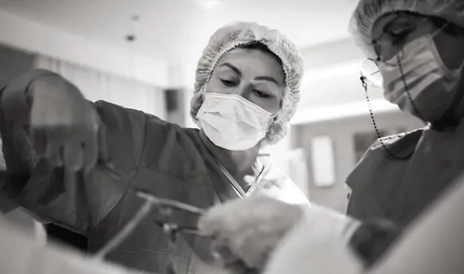 Мать музыканта перерезает внучке пуповину. Фото © Instagram (признан экстремистской организацией и запрещён на территории Российской Федерации) / simona280