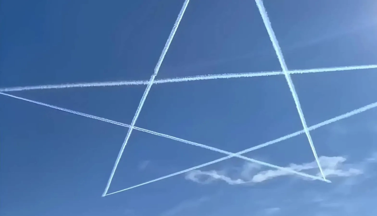 Истребители F-22 нарисовали"звезду в небе над авиабазой на Аляске специально для президента России. Обложка © VK / Новороссия Операция Z (Новости) ЛДНР