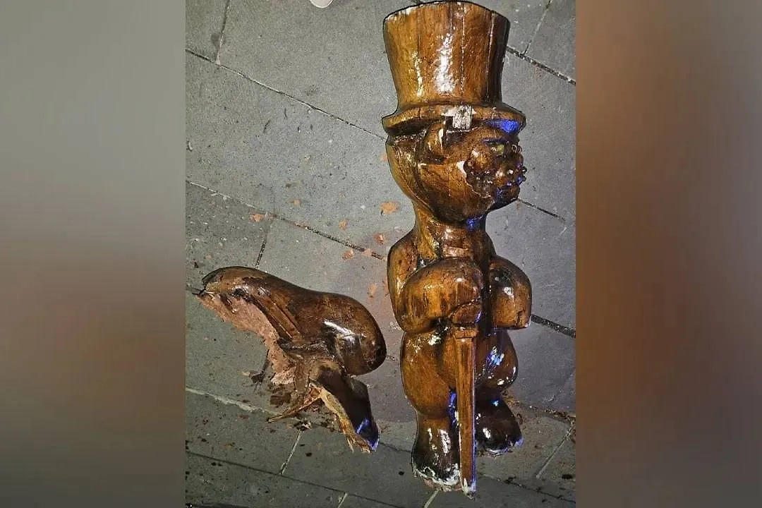 Деревянная скульптура, которая упала на девочку. Фото © Telegram / Следком 64
