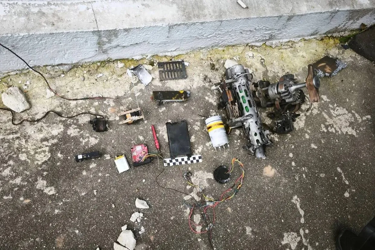 ФСБ также показала фотографии обломков сбитого беспилотника. Фото © ЦОС ФСБ России.