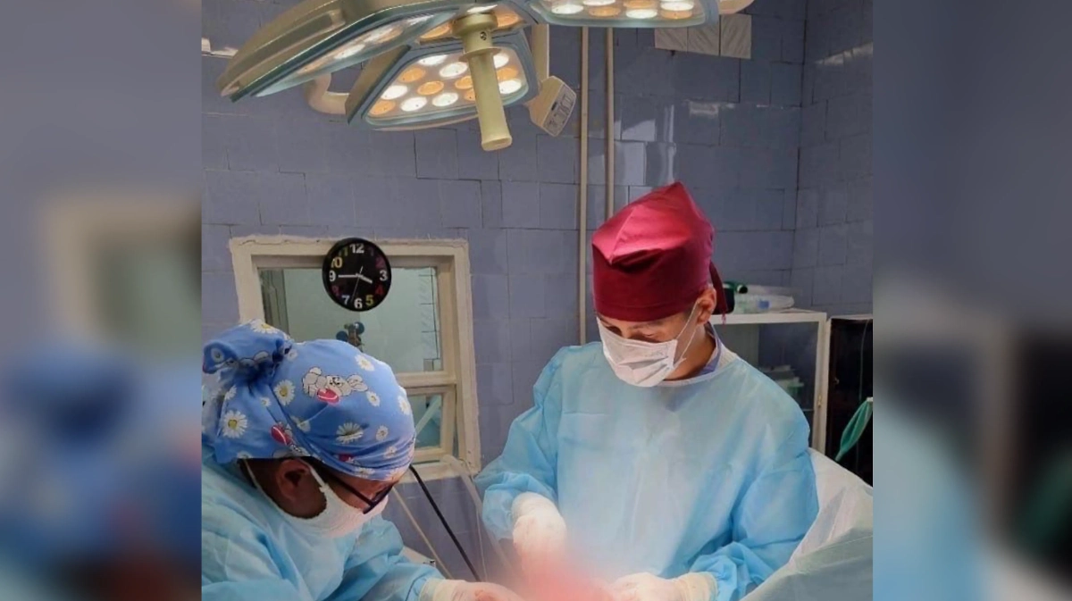 Врачи проводят операцию мужчине. Фото © Telegram / «ЯСИА»