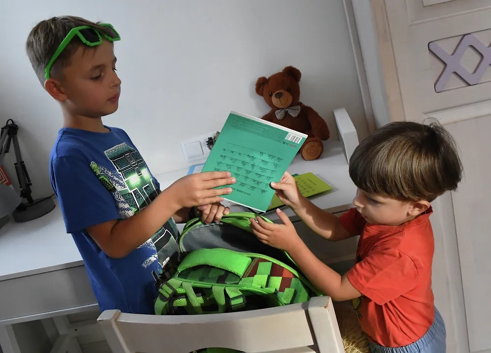 Рюкзак школьника должен равномерно распределять вес всех книг и тетрадей. Фото © РИА Новости / Виталий Аньков