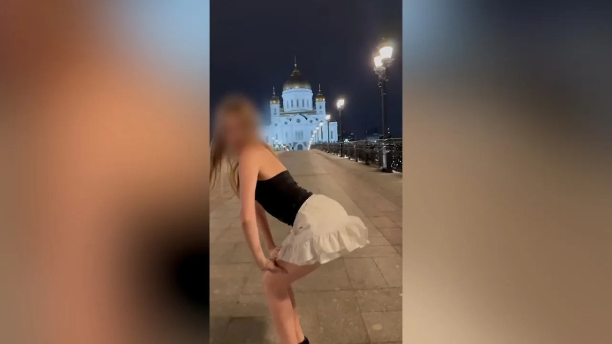 Откровенный танец студенток на фоне храма Христа Спасителя. Обложка © Telegram /ПРАВОZАЩИТНЫЙ ЦЕНТР «СОРОК СОРОКОВ»