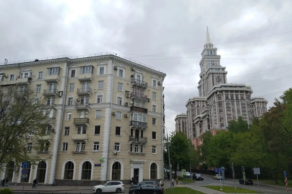 Слева сталинка, где у Людмилы Телень тоже имелась квартира. Фото © 2gis