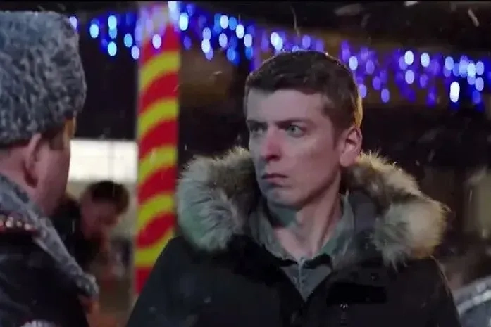 Олег Елисеев — тоже полицейский, тоже с Рублёвки. И тоже друг Гриши. Настораживает... Фото © «Полицейский с Рублёвки. Новогодний беспредел», режиссёр Илья Куликов, сценарист Илья Куликов / Kinopoisk