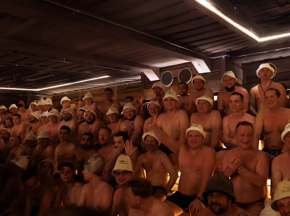 Больше 200 мужчин находились в одной бане. Обложка © Telegram / «Книга рекордов России»