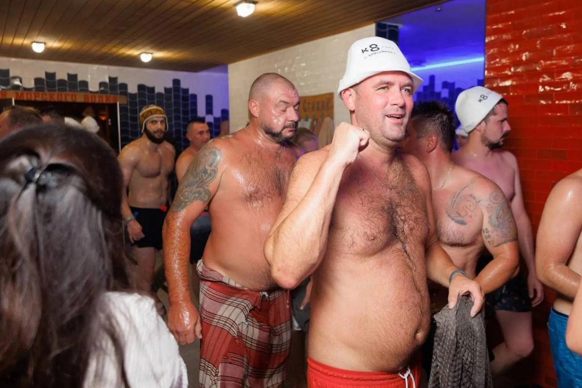 Мужчины, которые приняли участие в массовом парении. Фото © Telegram / «Книга рекордов России»