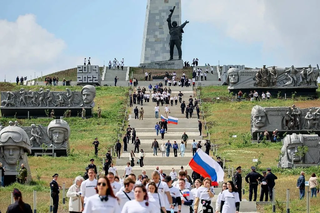 Саур-Могила на 9 Мая. Обложка © ТАСС / Дмитрий Ягодкин