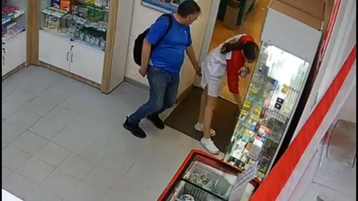 В Ангарске мужчина снимал фармацевта под халатом. Обложка © Telegram / Фото и видео с ЧП/ДТП/Очевидцы