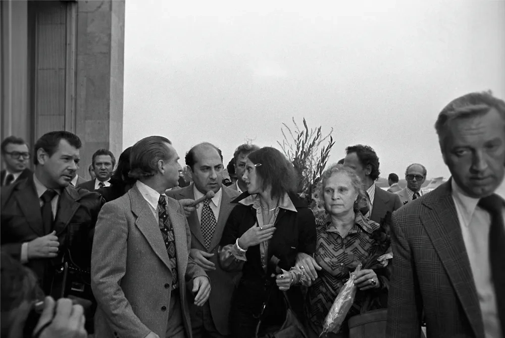 По прибытии в Москву после побега Годунова Людмила Власова (в центре) отвечает на вопросы журналистов. Рядом с ней — её мама. Фото © РИА Новости / Владимир Акимов