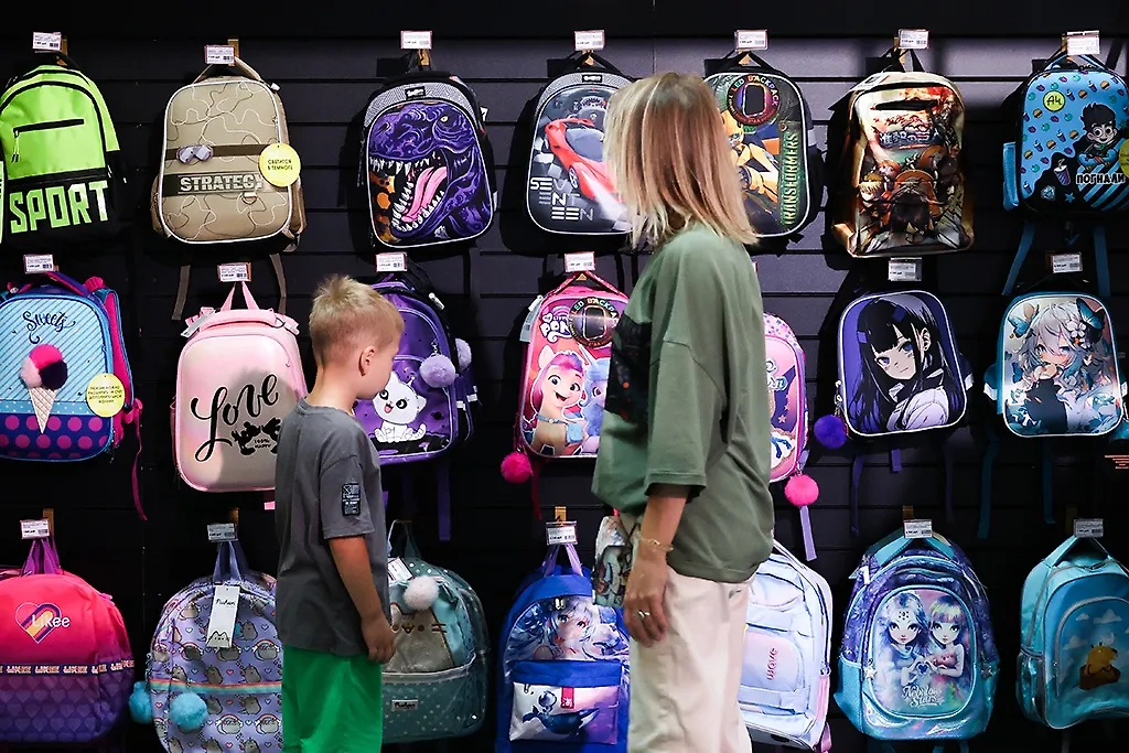 Рюкзак для школьника следует выбирать не только из-за картинок. Фото © ТАСС / Артём Геодакян