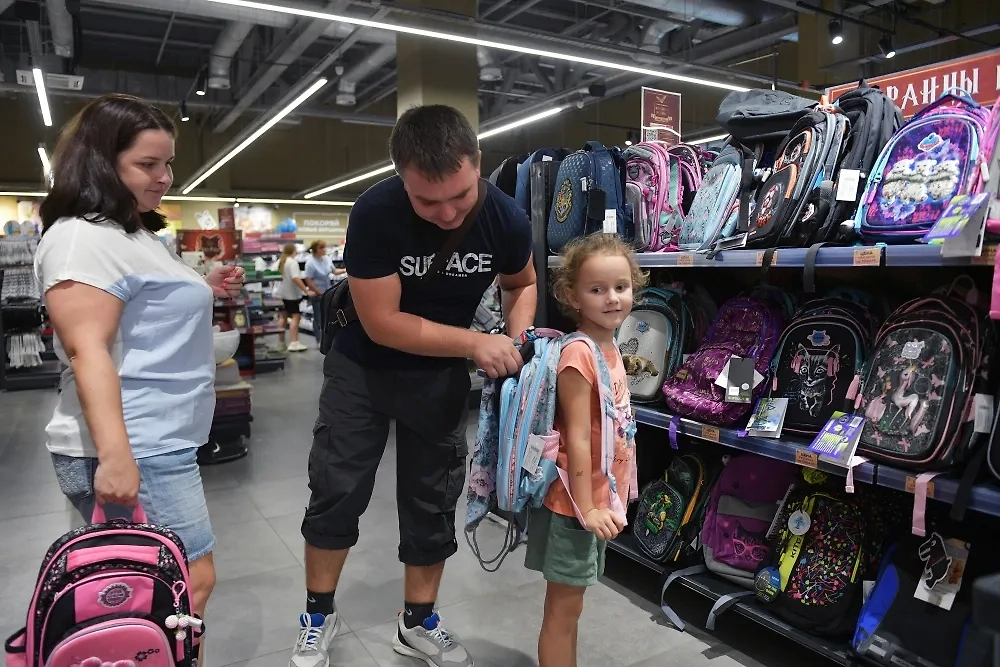 Лучше всего брать рюкзаки с ортопедической спинкой. Фото © РИА «Новости» / Павел Лисицын