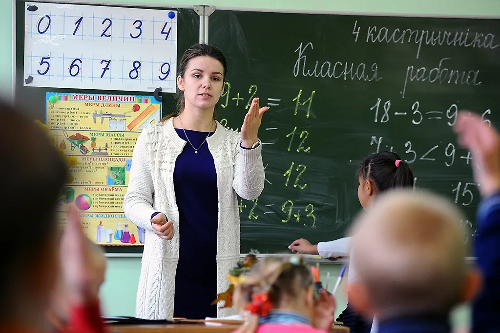Дети в школе и учитель. Обложка © ТАСС / Виктор Драчев