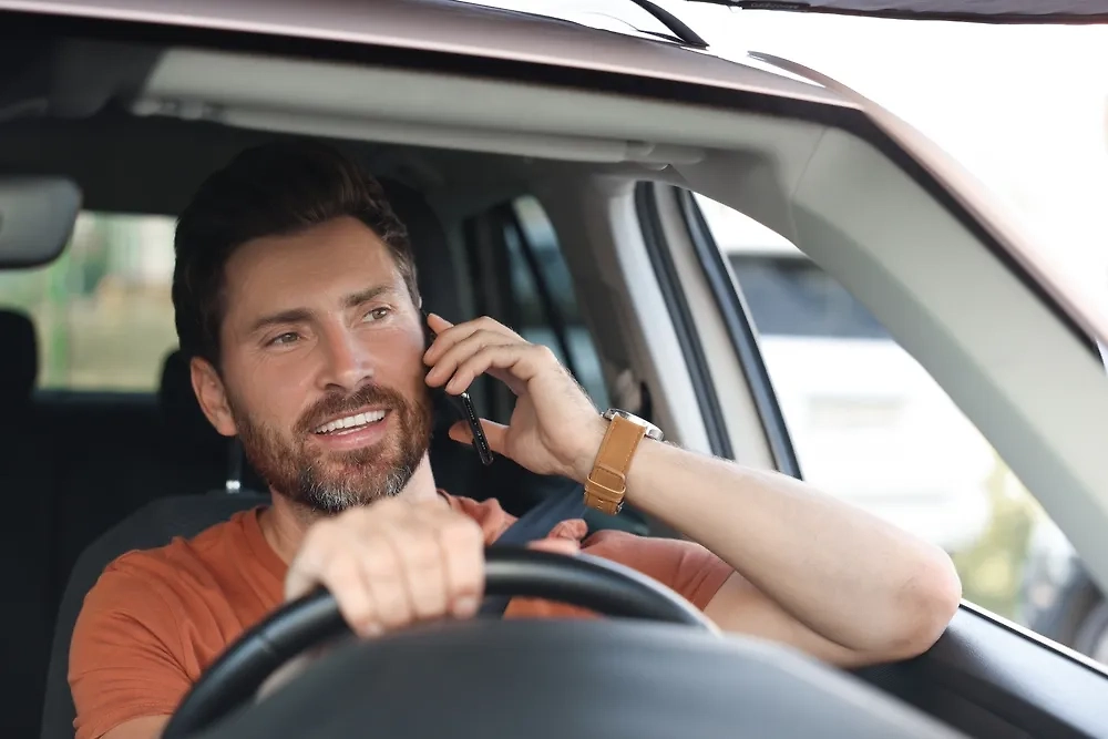 Телефон за рулём — штраф на 2500 рублей. Фото © Shutterstock / FOTODOM / New Africa