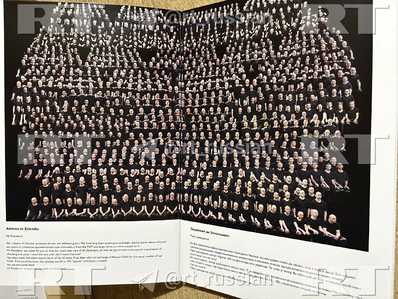 Переданная Дональду Трампу книга на Аляске. Фото © RT