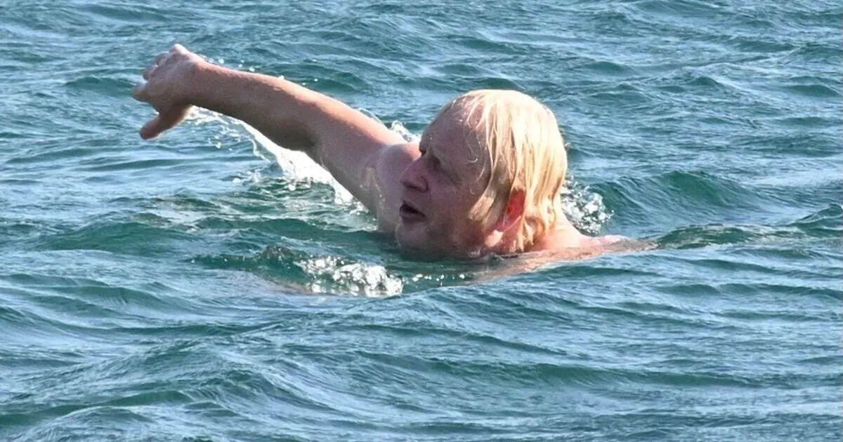 Борис Джонсон на пляже. Фото © X / ExpressPolitics