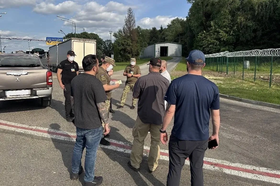 США депортировали первых украинских беженцев. Обложка © Х / ICEgov