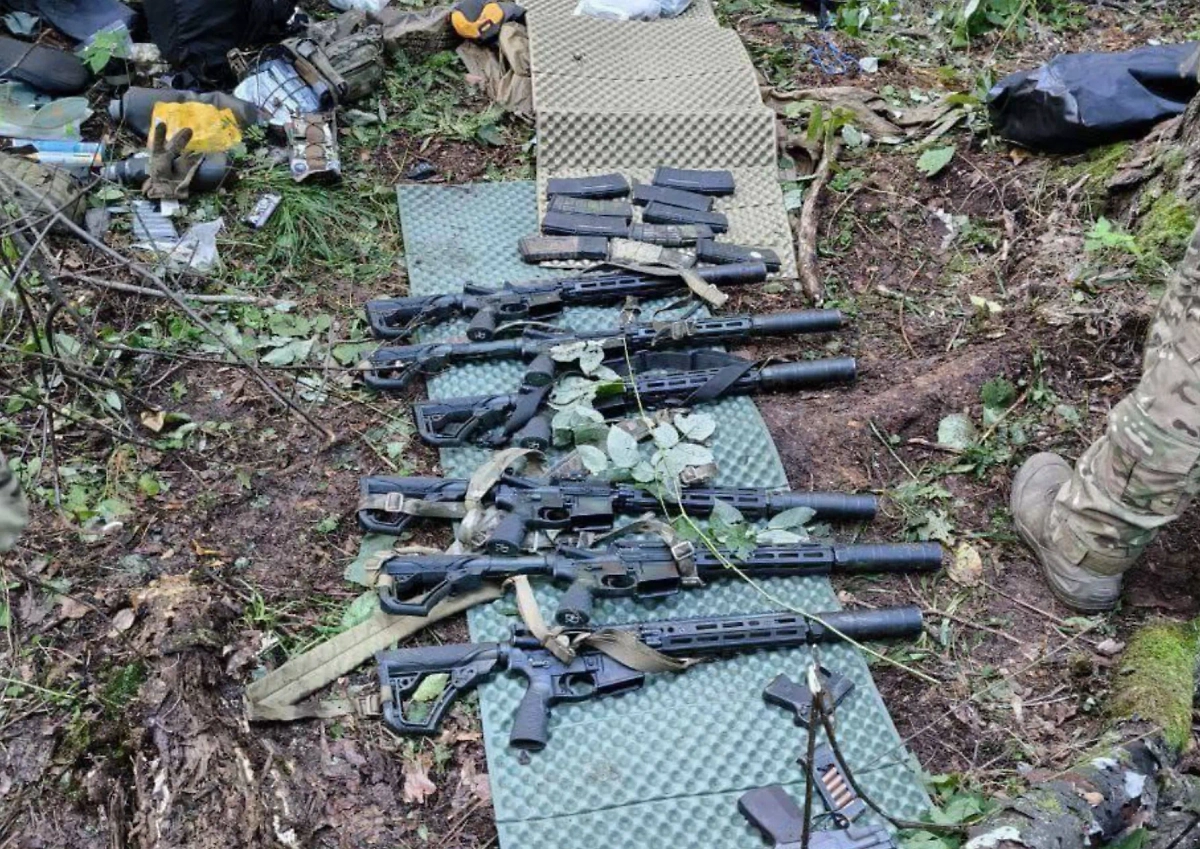 Оружие украинской ДРГ, ликвидированной в Брянской области. Обложка © Telegram / Апти Алаудинов «АХМАТ»