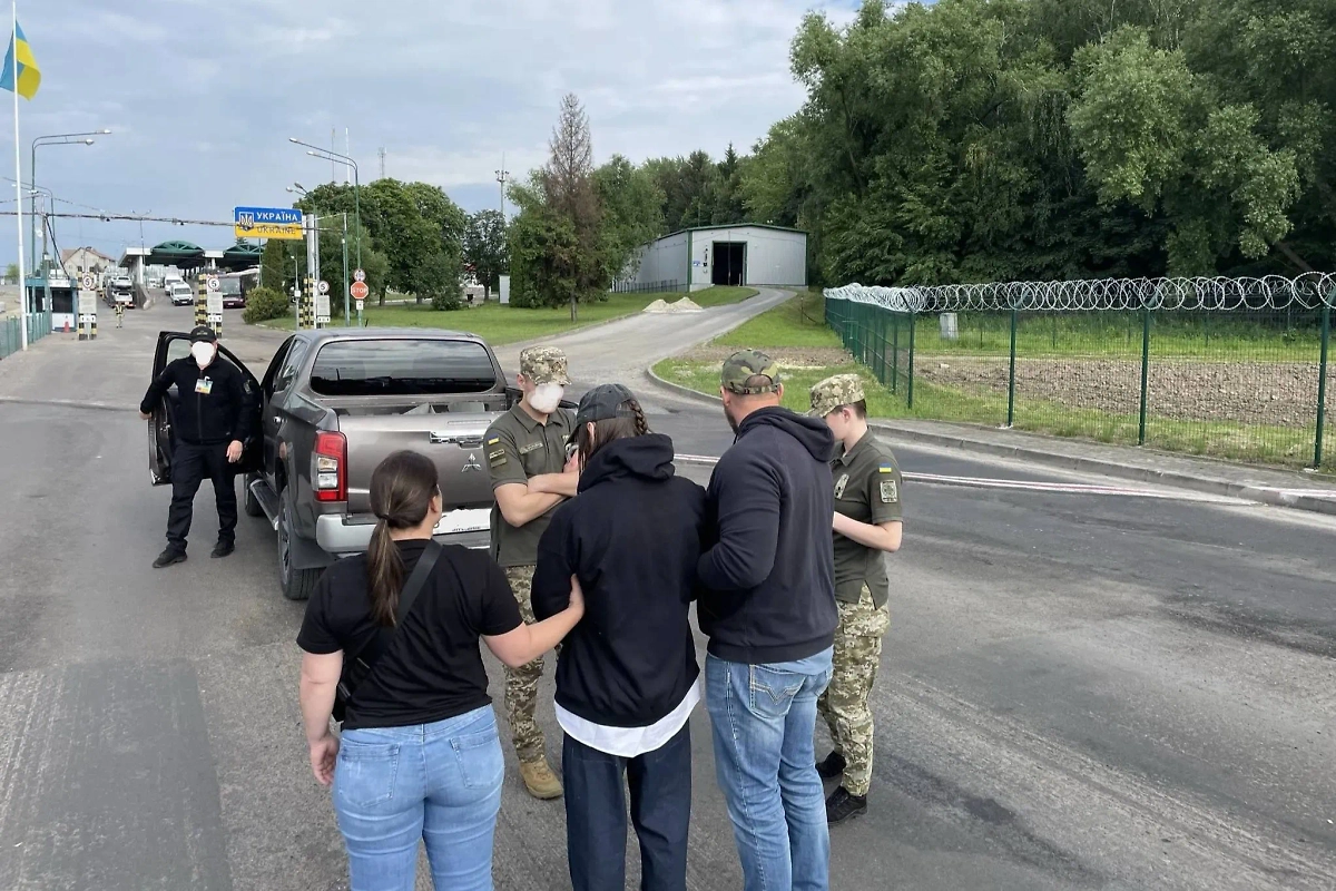 США депортировали первых украинских беженцев. Обложка © Х / ICEgov