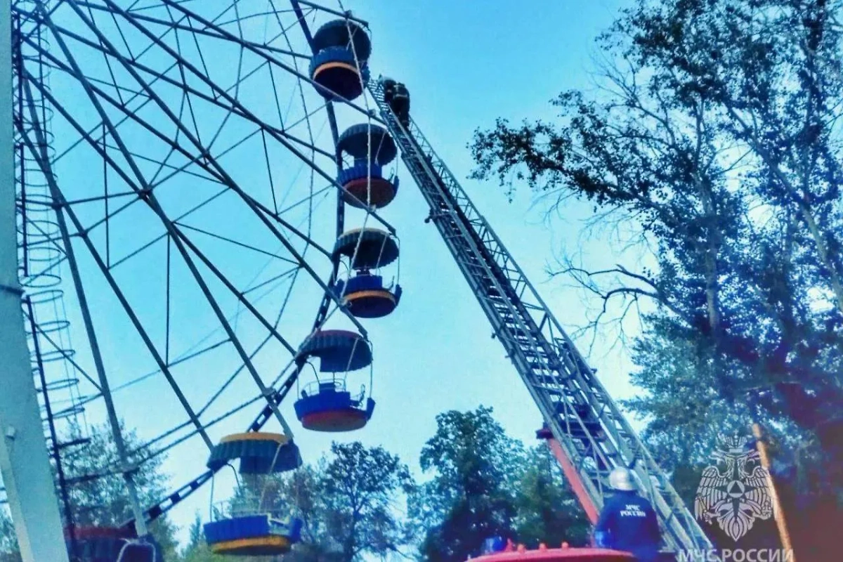 В Курганской области колесо обозрения замерло с людьми на 15-метровой высоте. Обложка © Telegram/МЧС России