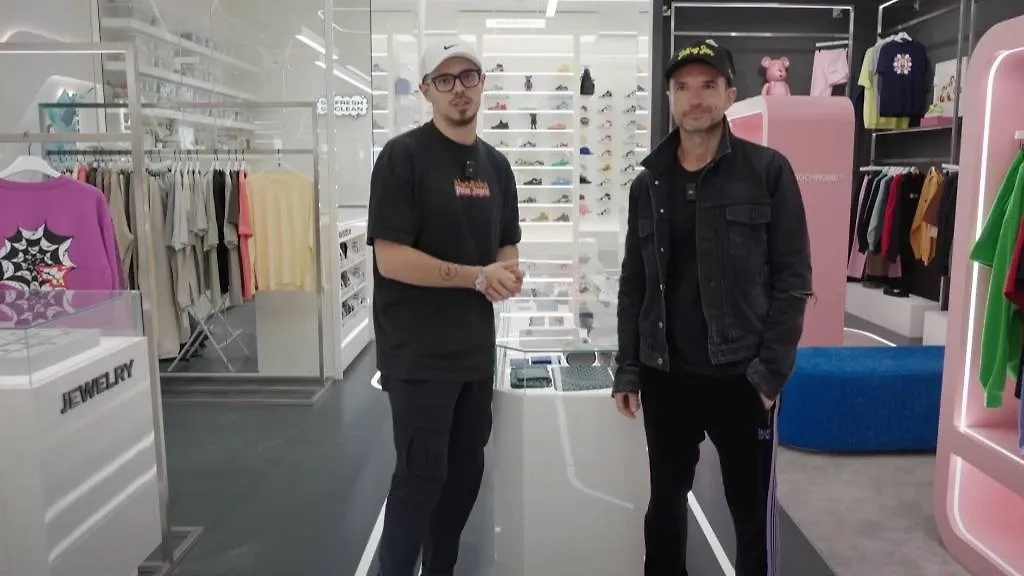 Александр Орлов вроде пришёл на программу Ефремова на интервью, но  выглядело всё так, будто ему сдавали отчёт. Кадр из видео © YouTube / NIKITA EFREMOV