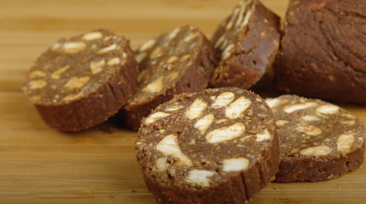 Шоколадная колбаса... О ней мечтают все, кто застал 70-е ребёнком. Фото © YouTube / Вкусная минутка