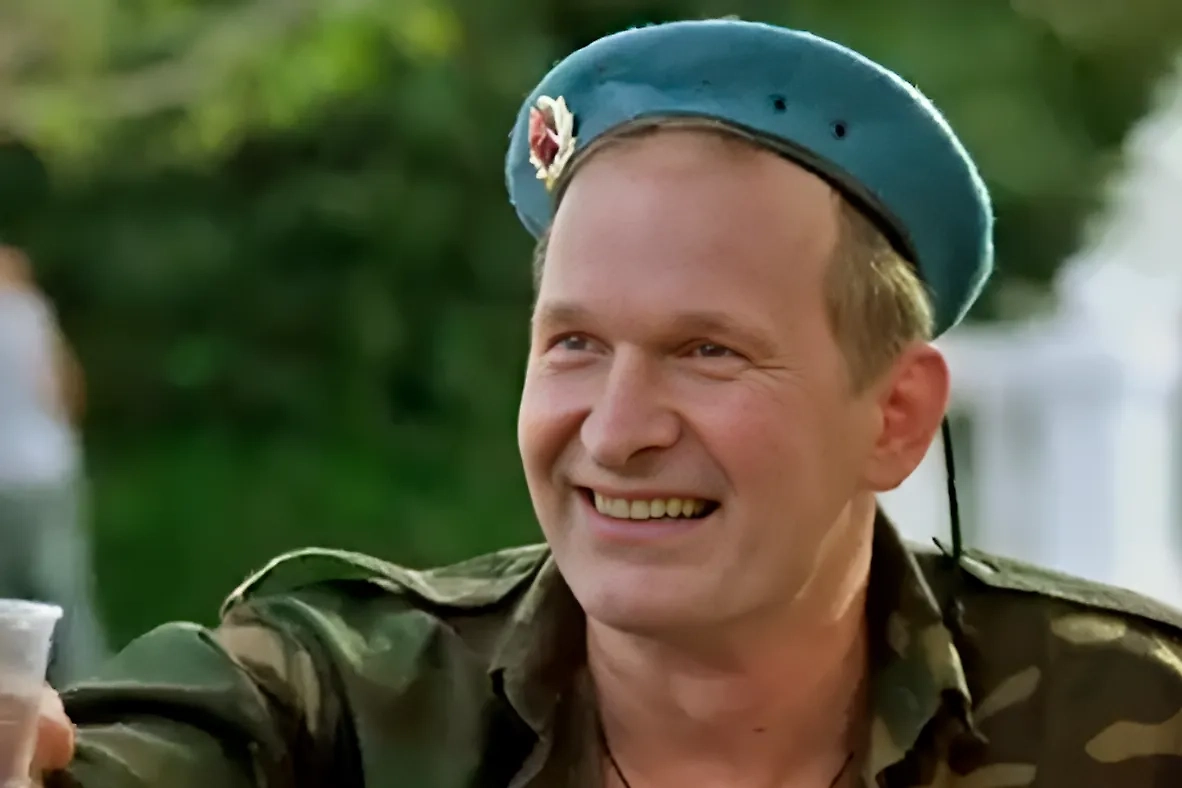 Фёдор Добронравов прошел службу в ВДВ. Фото © VK / Фан-клуб сериала "СВАТЫ" 