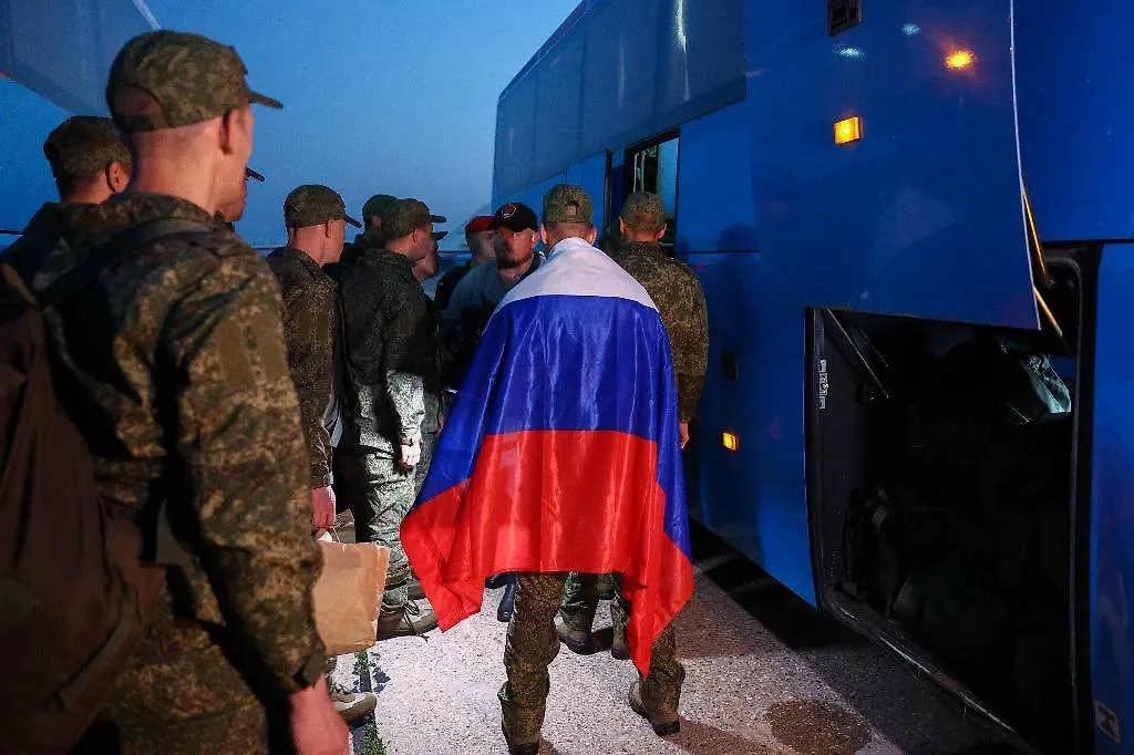 Встреча российских военнослужащих, вернувшихся из украинского плена. Обложка © Сергей Булкин/ТАСС