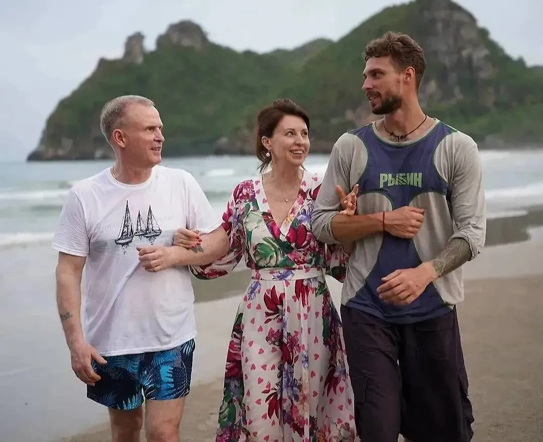 Виктор Рыбин, Наталья Сенчукова и Василий Рыбин. Обложка © Instagram (признан экстремистской организацией и запрещён на территории Российской Федерации) /basil_r_official