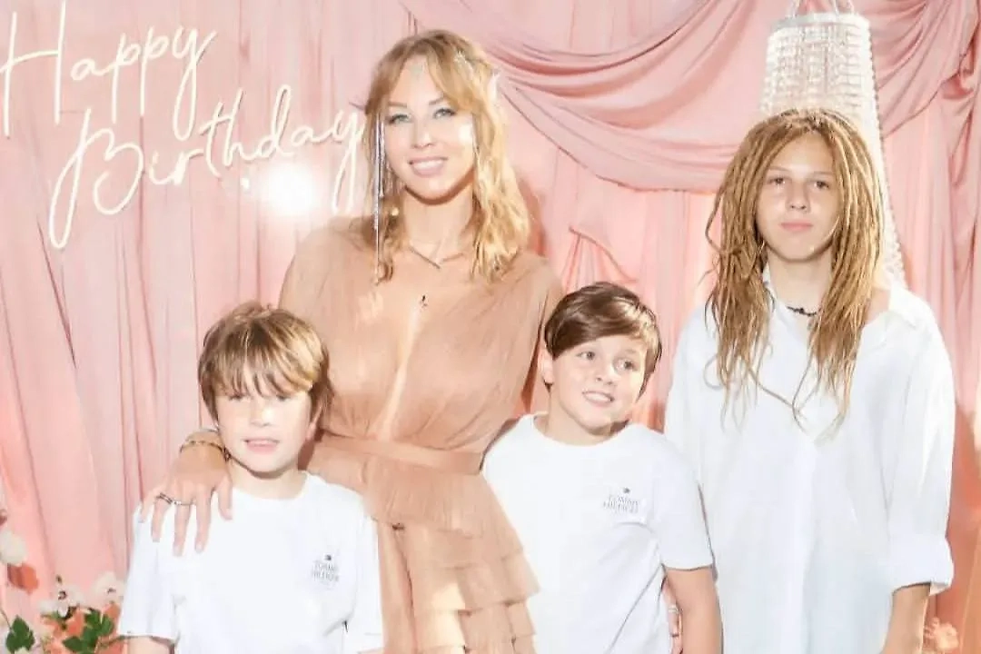 Полина Диброва с детьми. Обложка © Instagram (признан экстремистской организацией и запрещён на территории Российской Федерации)/ polinadibrova