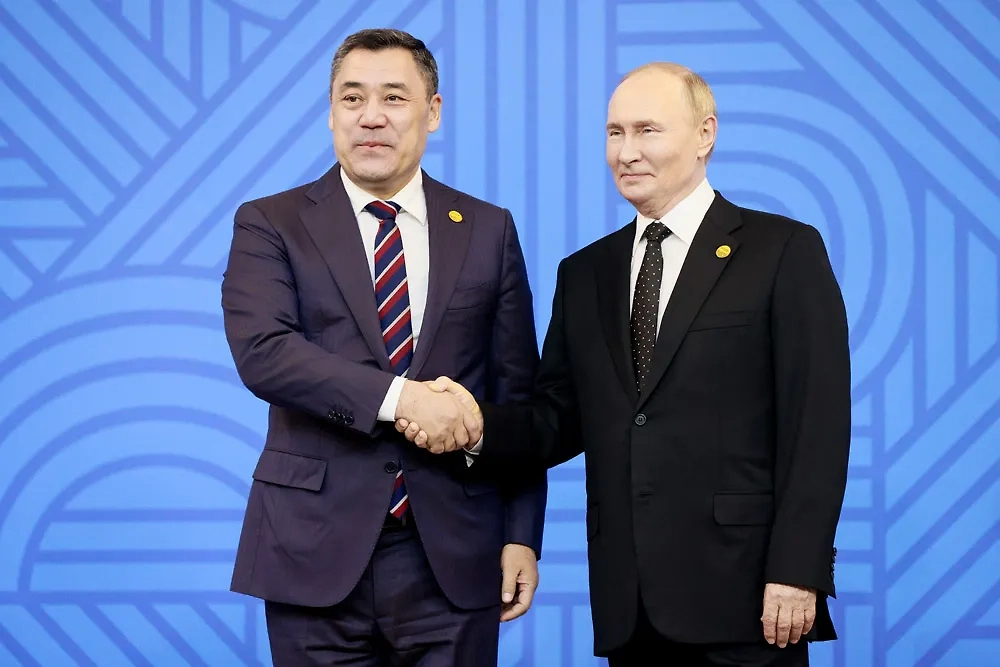 Владимир Путин и Садыр Жапаров. Обложка © ТАСС / Александр Щербак